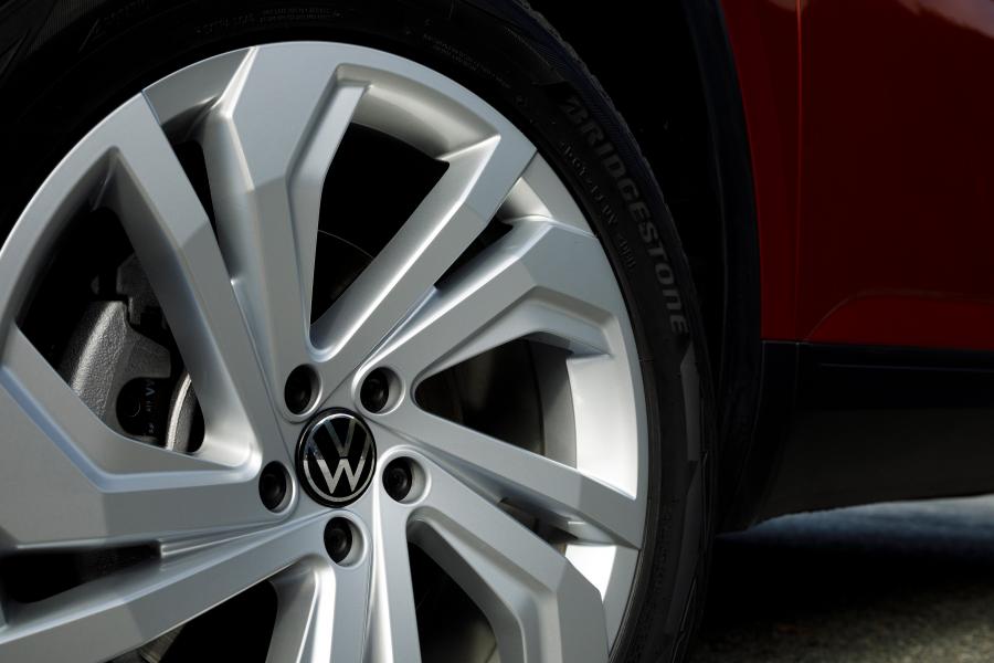 Колеса Volkswagen Atlas Cross Sport SEL 2020 года  (фото 9 из 30)